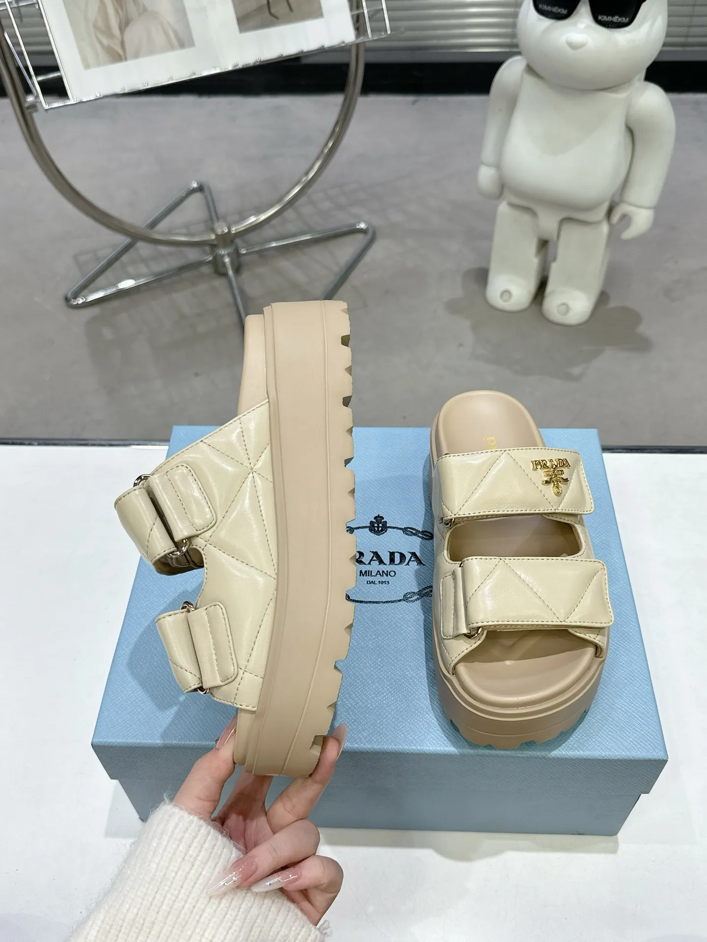 👟👟Ex-factory price 440👟👟 PRADA 2025 vs spring and summer popular sandals series... [Thick-soled double-button sandals] Original 1:1 customization, this year's most fashionable and popular retro British style, simple and elegant, all styles are good-looking, platform thick soles make you slimmer and taller, very comfortable, fashionable and versatile... Many Internet celebrities are on their feet. These platform round-toe thick-soled shoes are very popular this year. They can be worn (increased) for both leisure and leisure. ❶Material: Customized imported calf leather ❷Inner: Customized imported sheepskin ❸Outsole: Original molded ultra-light outsole ❹Sole thickness: 5.5cm ❺Number of yards: 35-40 ❻Packaging: Original full set of packaging ☀Color: Official website updated simultaneously